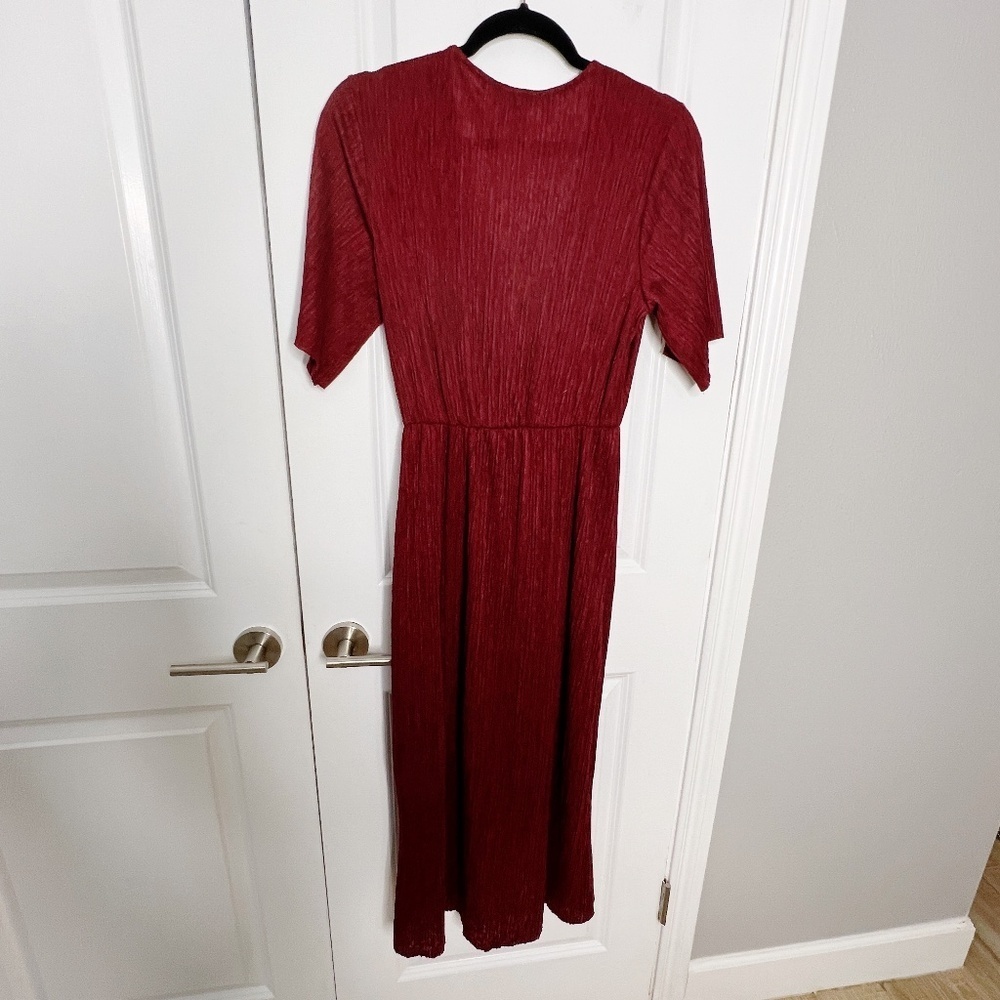 ALL IN FAVOR Dolman Plissé Midi Dress Size medium red burgundy deep v - Picture 3 of 6